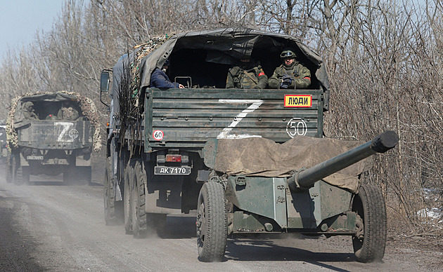 Rusové obsadili další město na Donbasu. Ukrajina sestřelila letoun s generálem