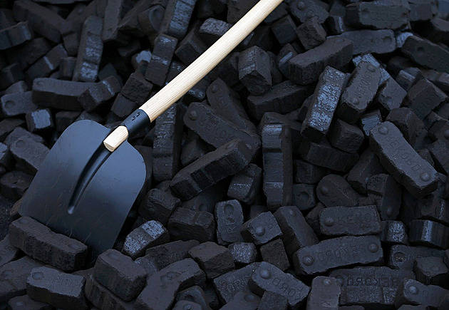 Staré kotle na uhlí se budou moci používat až do roku 2024, podepsal Zeman