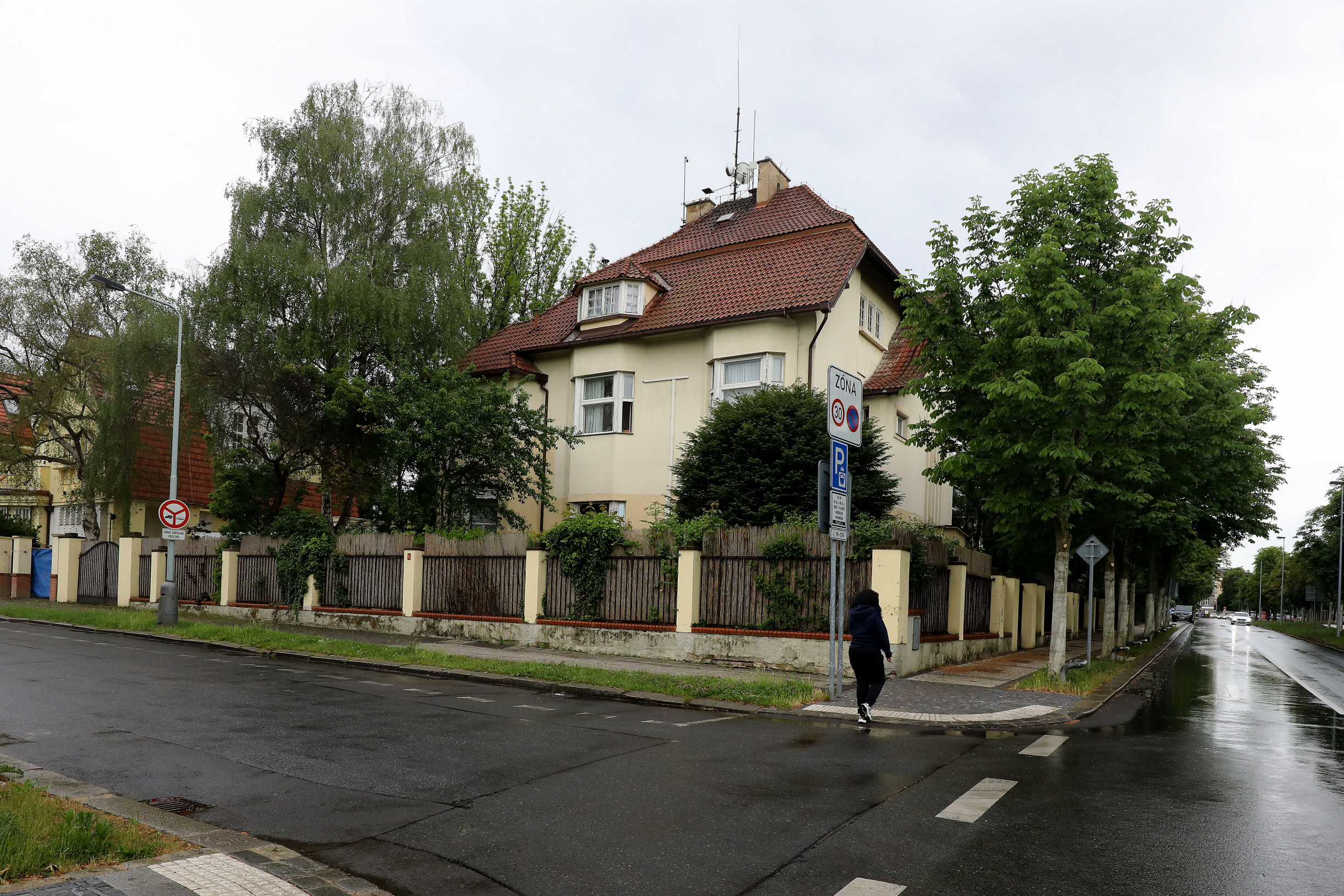 V ruské diplomatické vile v Praze je neoprávněně hostel. Bydlí v něm uprchlíci z Ukrajiny