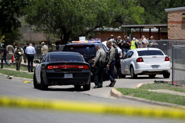 

Útočník z Texasu poslal před útokem fotky zbraní a munice, tvrdí podle CNN bývalý spolužák

