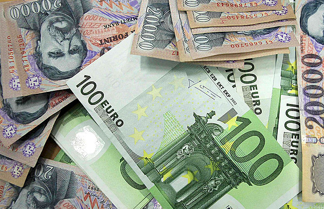 Na německém sídlišti pršely bankovky. Vše odevzdejte, varuje policie místní