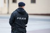 Policie zadržela mladíka podezřelého z útoku nožem v Jirkově. Pobodanou ženu transportoval vrtulník