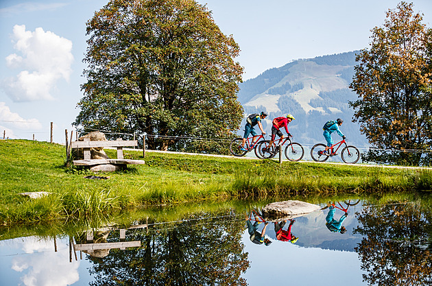Traily, koupání, hory. Kitzbühelské Alpy nabízí cyklistům nadupané menu