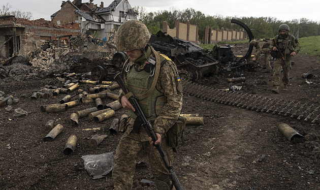 Ukrajinci sbírají těla mrtvých ruských vojáků. Chtějí je vyměnit za zajatce