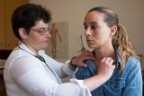 Se štítnou žlázou se v Česku léčí přes 600 tisíc lidí. ‚Častěji se dědí po ženské linii,‘ popisuje lékař