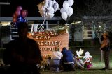 Střelce v texaské škole zastavila policie až po hodině a půl. Obyvatelé vyzývali policisty, aby vtrhli dovnitř