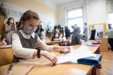 V Mariupolu ruší prázdniny, děti se budou připravovat na ruské školství. Na Krymu se nebudou učit anglicky