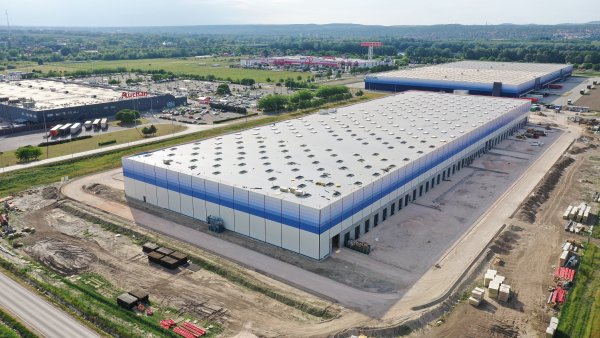 Alza podepsala smlouvu s GLP o vybudování logistického centra v Maďarsku. Bude to první logistické zařízení firmy mimo ČR a SR.