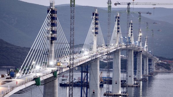 Most na Pelješac Chorvati před turistickou sezonou otevřít nestihnou. Cestu do Dubrovníku zkrátí až na konci července