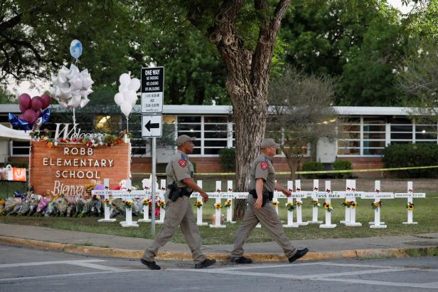 

Policie v Texasu čelí kritice za rychlost zásahu při střelbě ve škole v Uvalde

