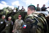 Ohlušující střelba a dým. Cvičení na Slovensku prověřilo vojáky NATO, čeští výsadkáři hráli ‚ty zlé‘