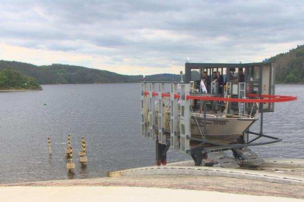 

Probíhá rekonstrukce části Orlické přehrady, lodě nyní převáží speciální výtah


