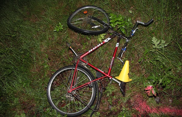 Vyjel ze zahrádkářské kolonie, na silnici smetlo 81letého cyklistu auto