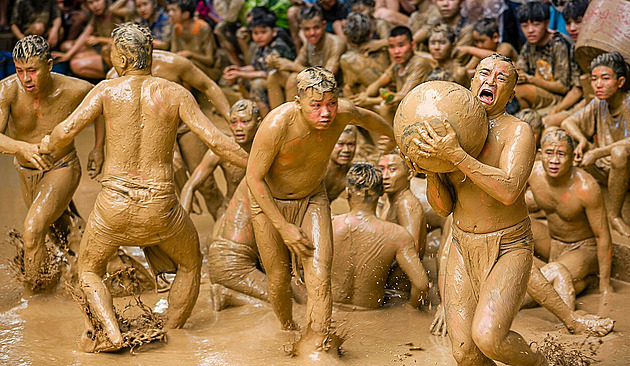 Neznámé sporty: vietnamské hry v bahně jsou oslavou síly