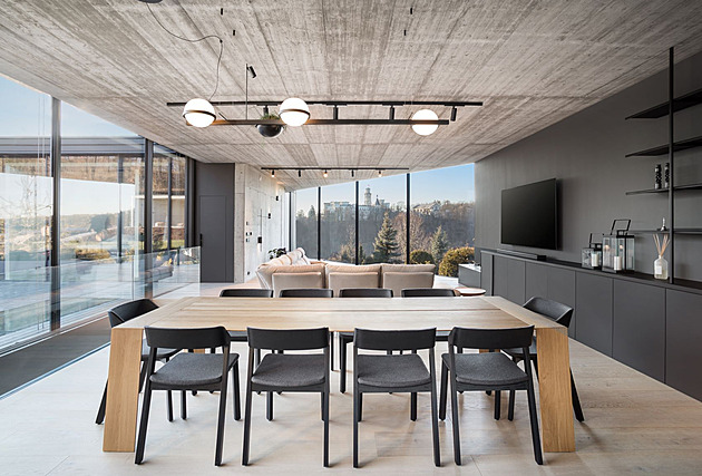 Vila nabízí skvělou kombinaci dřeva a betonu v minimalistickém stylu