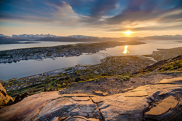 Polární den v Troms&#248;. Dopřejte si slunce o půlnoci i na střeše plovoucí sauny
