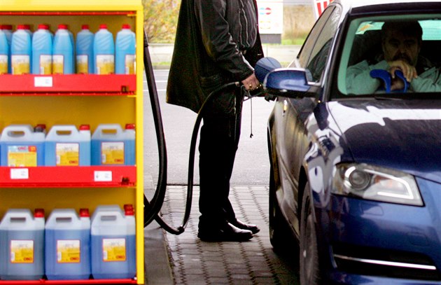 Cena benzinu je na novém maximu, nafta během týdne zdražila o korunu