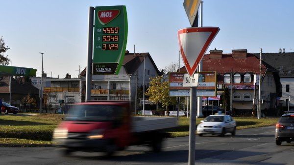 50 litrů. Firma MOL na svých čerpacích stanicích v Maďarsku stanovila denní limit