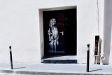 ‚Chování mrchožroutů.‘ Soud poslal do vězení zloděje, kteří ukradli z Bataclanu dílo umělce Banksyho