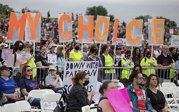 Nejvyšší soud USA ruší právo na potrat, zneplatnil letitý verdikt