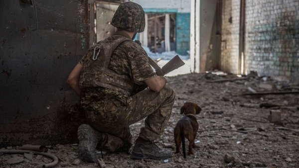 Ukrajinští obránci dostali rozkaz stáhnout se ze Severodoněcku. Město je téměř zcela zničené