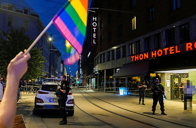 Dva lidé zemřeli a další utrpěli vážná zranění při střelbě u gay baru v Oslu