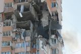 Exploze u centra Kyjeva zasáhly obytný komplex. Na místo byli vysláni záchranáři