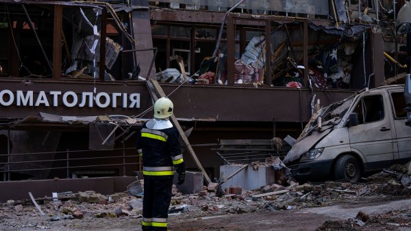 Rusové ostřelovali Kyjev, z trosek obytného domu záchranáři vyprošťují zraněné, jeden mrtvý