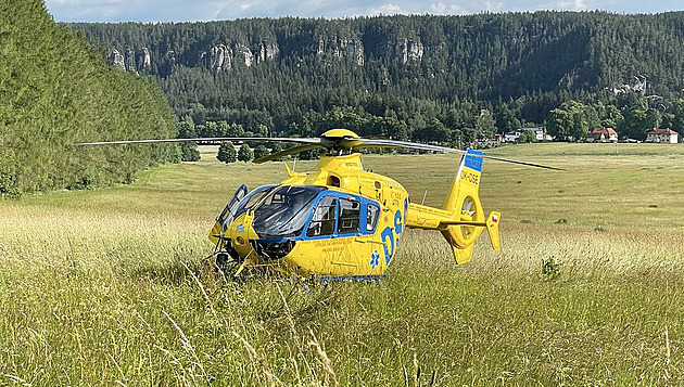 V Adršpachu spadl horolezec, na pomoc mu z vrtulníku slanil lékař