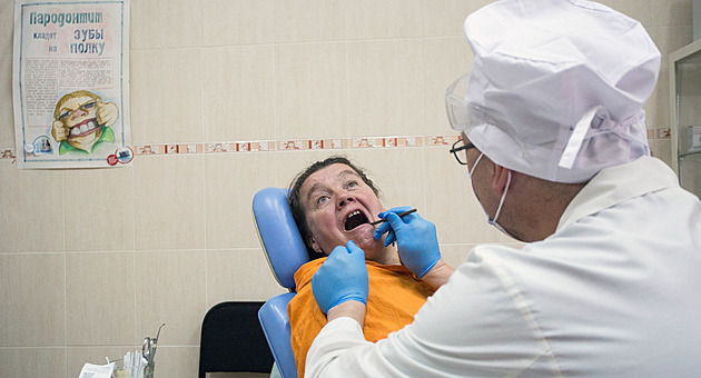 Žluté výplně a kovové zuby. Rusové se obávají návratu sovětské stomatologie