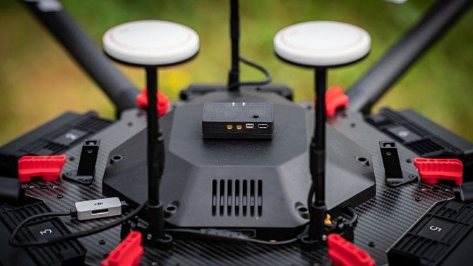 České krabičky zajišťují viditelnost dronů. Dronetag nyní získal investici od Y Softu