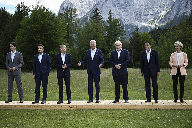 Což takhle svléknout se do půl těla, utahovali si lídři G7 z Putina