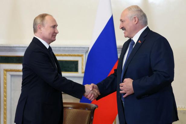 

Kreml podle Zelenského vtahuje Bělorusko do války. Lukašenko je v pasti, uvedla Cichanouská

