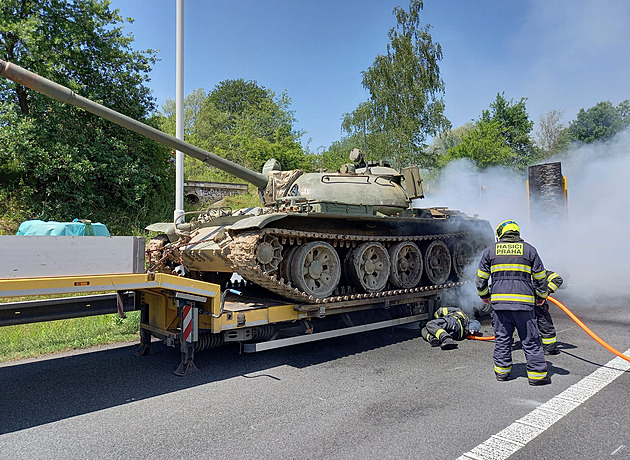 Na Pražském okruhu hoří návěs s naloženým tankem