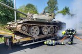 Na Pražském okruhu u Počernic hořel tahač s tankem. Policie silnici směrem do centra uzavřela