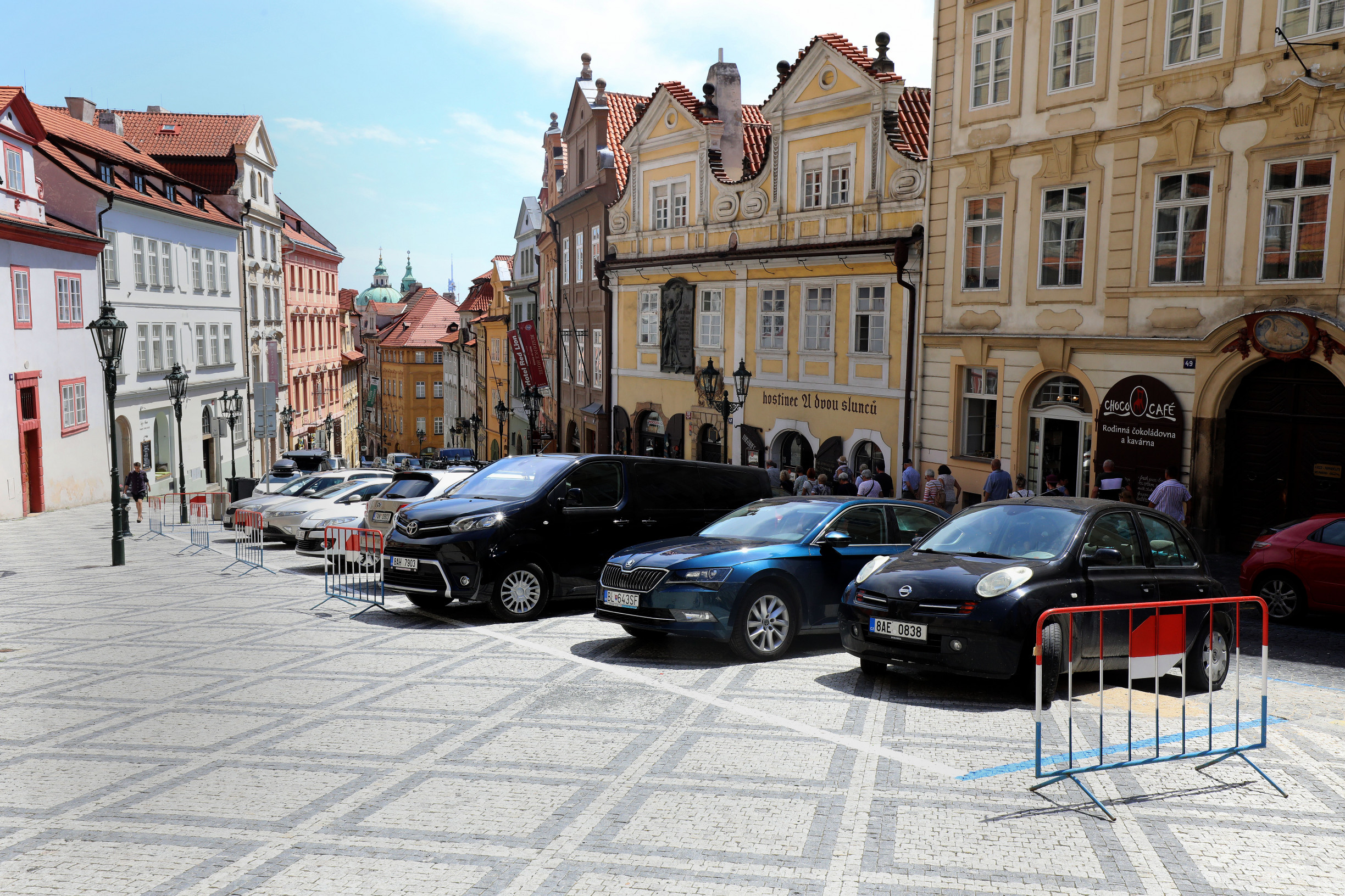 Praha 1 ubrala část chodníku na Královské cestě. „Místní prosili o parkování,“ říká radní