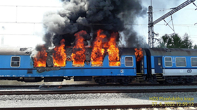 U hlavního nádraží v Plzni hoří odstavený vagon, plameny ho zničily