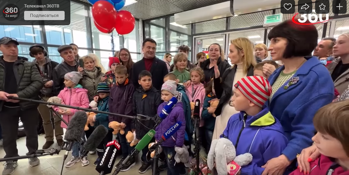 Ukrajinské děti odvezené do Ruska: zpívají ruskou hymnu a říkají cizím ženám mami