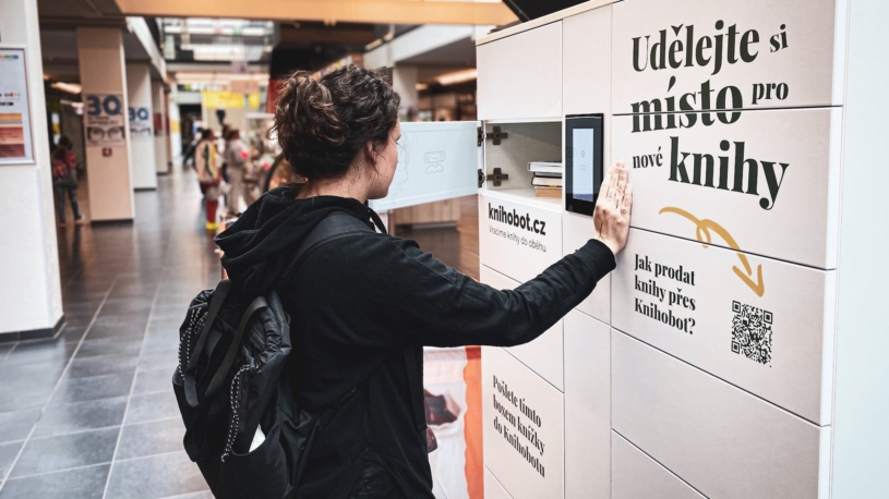 Za jednodušší vracení přečtených knih zpět do oběhu. Knihobot v Česku spouští sběrné boxy