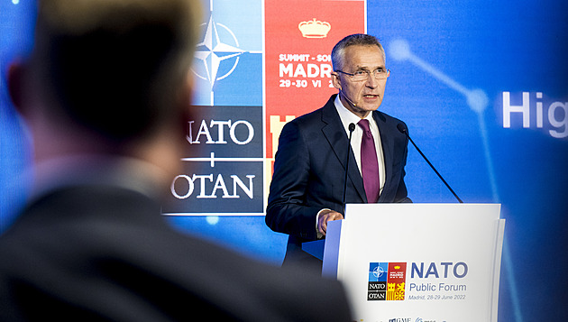 Čína není protivník, ale moc se sbližuje s Ruskem, varoval šéf NATO