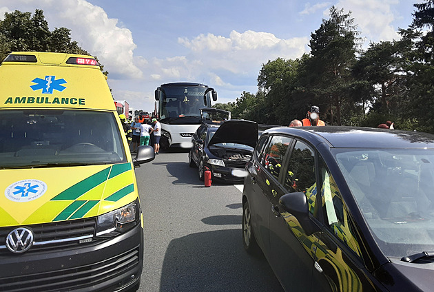 U Mohelnice se srazilo osobní auto s autobusem plným dětí, dvě byly zraněny