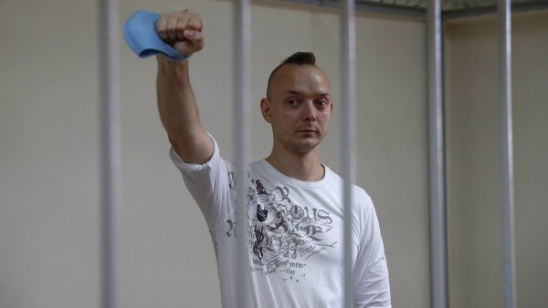 Vaše druhé jméno je verbež! Rusové zadrželi advokáta, který kritizoval útok na obchodní centrum v Kremenčuku
