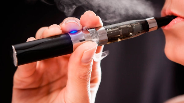 Evropská komise navrhla zákaz ochucených náplní do elektronických cigaret