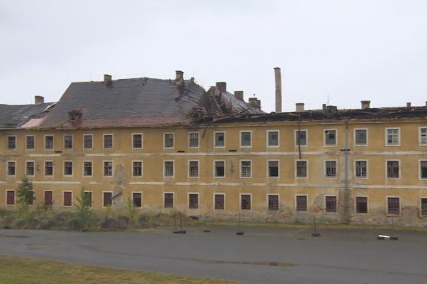 

V Terezíně se po vydatných deštích zřítila část kasáren. Meteorologové čekají další silné bouřky 

