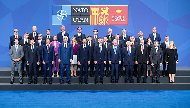 Nevyhraješ Putine! Vzkazují lídři ze summitu NATO. Rusko označí za protivníka