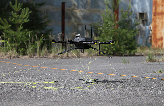 Robotický lovec dronů chytá protivníky do sítě, hodil by se třeba věznicím