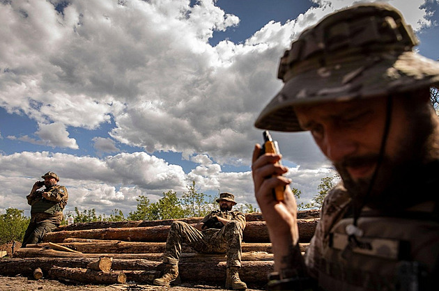 Ukrajinským vojákům chybí komunikační vybavení. Střílejí i do vlastních řad