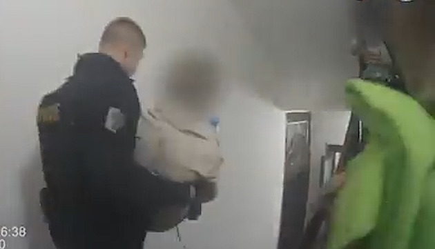 VIDEO: Policisté vynášeli v náruči lidi z hořícího domu