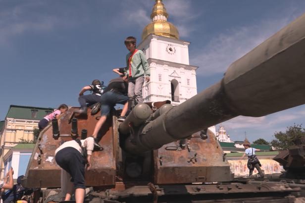 

Na kyjevském náměstí stojí ruské tanky a transportéry. Jen jako výstava zničené vojenské techniky

