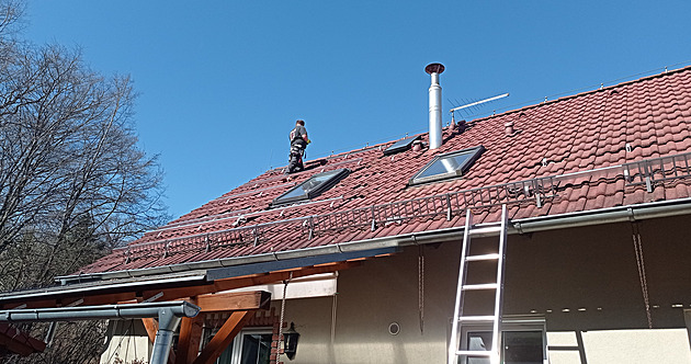 Fotovoltaika nemusí být jen na střechách přímo na jih. Odchylka se snese